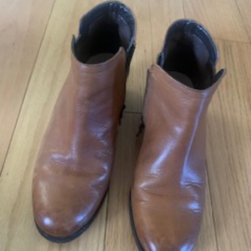 Clarks Tan Leather Ankle Boots Size 6; like new